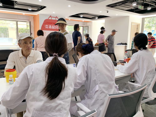 上海六一兒童醫院走進寶山路街道開展便民服務活動,為居民答疑解惑